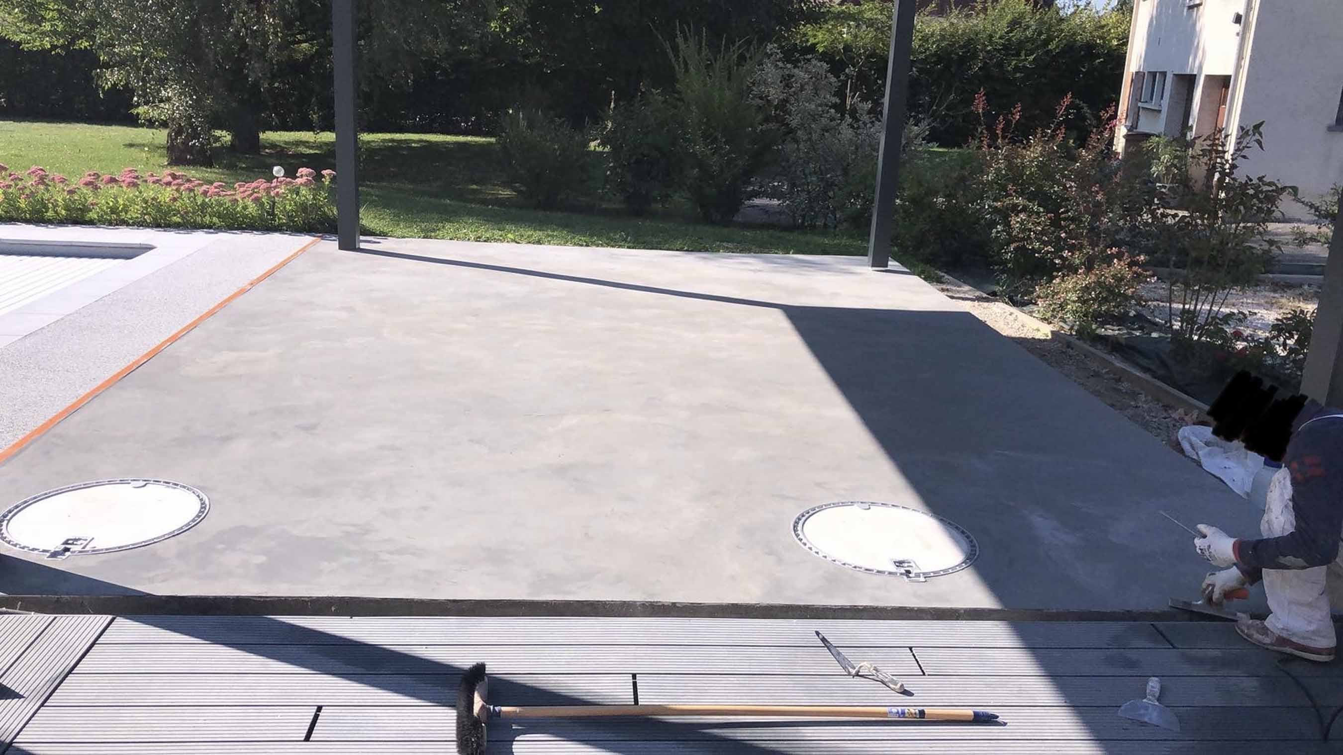 Sol décoratif en béton ciré dans une maison en Haute-Savoie